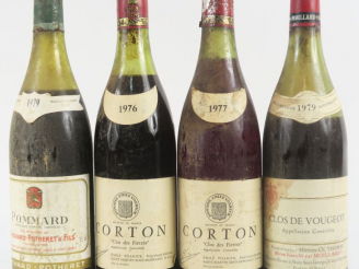 Vente aux enchères 4 BOUTEILLES : 2 CORTON E. VOARICK : 1976 4 CM/1977 2,5 CM - 1 CLOS DE