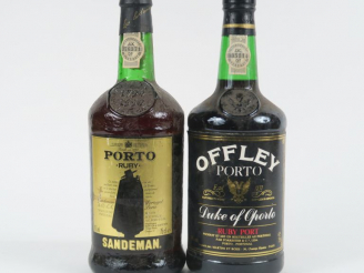Vente aux enchères 2 BOUTEILLES PORTO : 1 OFFLEY 'RUBY PORT' - 1 SANDEMAN 'RUBY'