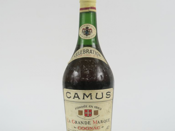 1 VIEILLE BOUTEILLE COGNAC CAMUS 'CELEBRATION' - CAPS ÉTAIN