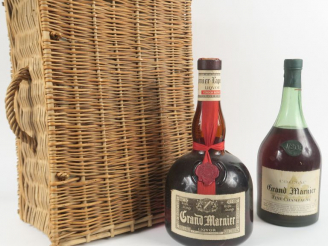 Vente aux enchères 1 VIEUX COFFRET GRAND MARNIER : 1 COGNAC FINE CHAMPAGNE VSOP - 1 GRAND
