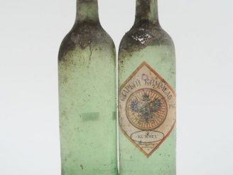 Vente aux enchères 2 VIEILLES BOUTEILLES KUMMEL GUILLOT - BS/1 SE