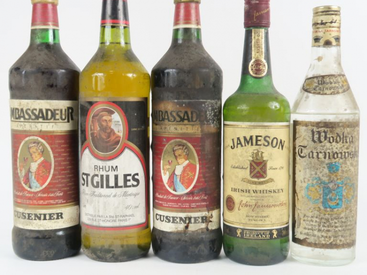5 BOUTEILLES : 2 AMBASSADEUR CUSENIER (1 L) - 1 RHUM ST GILLES (1 L) -