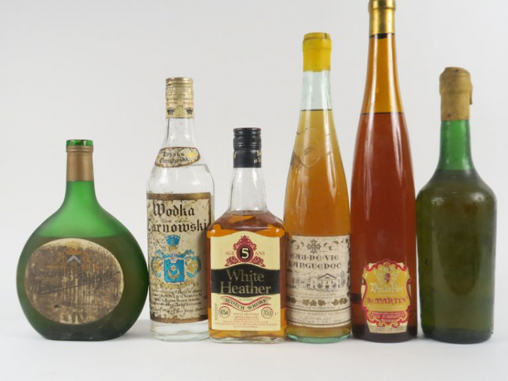 6 BOUTEILLES : 1 WHITE HEATHER 5 ANS - 1 VODKA TARNOWSKI - 1 ARMAGNAC 