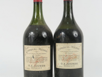 Vente aux enchères 2 VIEILLES BOUTEILLES CORDIAL MEDOC G.A. JOURDE - CAPS AB/NVEAUX BAS