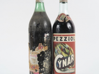 Vente aux enchères 2 VIEILLES BOUTEILLES : 1 CYNAR PEZZIOLI - 1 CINZANO ETA