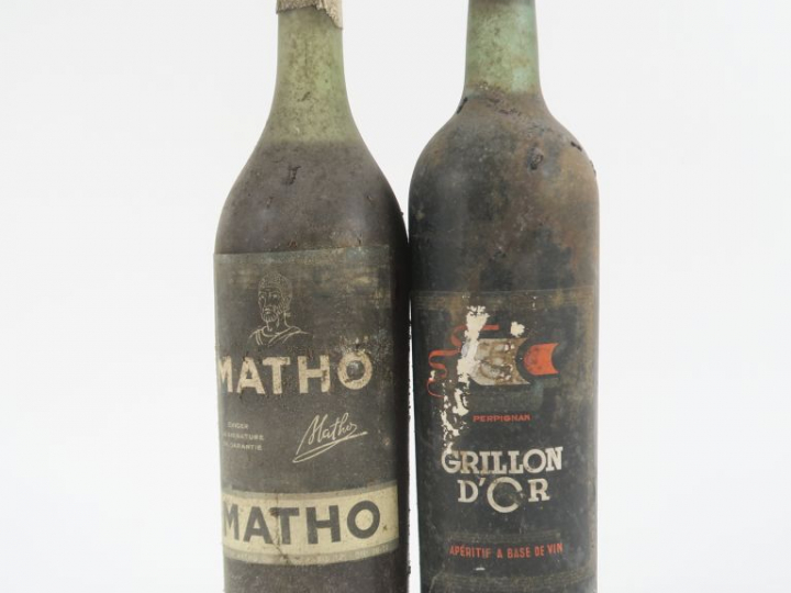 2 VIEILLLES BOUTEILLES : 1 APERITIF MATHO - 1 GRILLON D'OR - BS