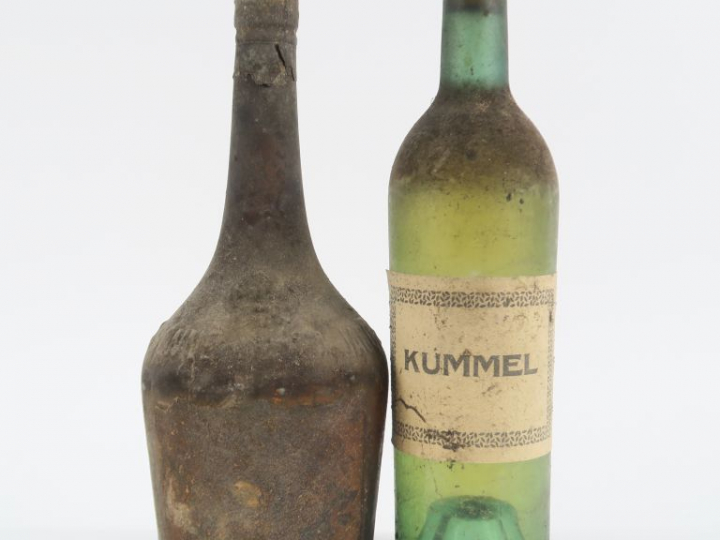 2 VIELLES BOUTEILLES : 1 KUMMEL - 1 LA JACQUELINE A. VIALADE CARCASSON