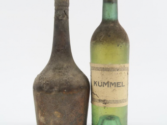 Vente aux enchères 2 VIELLES BOUTEILLES : 1 KUMMEL - 1 LA JACQUELINE A. VIALADE CARCASSON