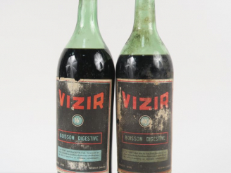 Vente aux enchères 2 VIEILLES BOUTEILLES LIQUEUR VIZIR - NIVEAUX BAS