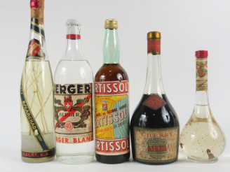 Vente aux enchères 5 VIEILLES BOUTEILLES : 1 ANIS ESCARCHADO - 1 BERGER BLANC 45° - 1 BAR
