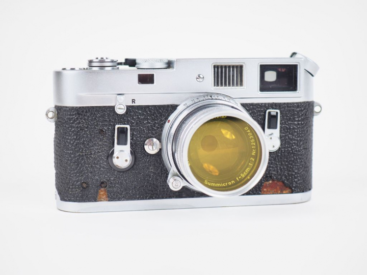 LEICA M4 n°1230057. Appareil photographique avec objectif LEITZ Summic