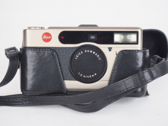 Vente aux enchères LEICA MINILUX n°2085584. Appareil photographique avec sa housse.