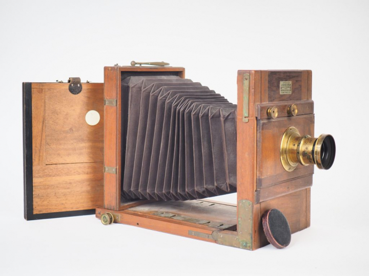 Chambre photographique avec objectif et un dos.