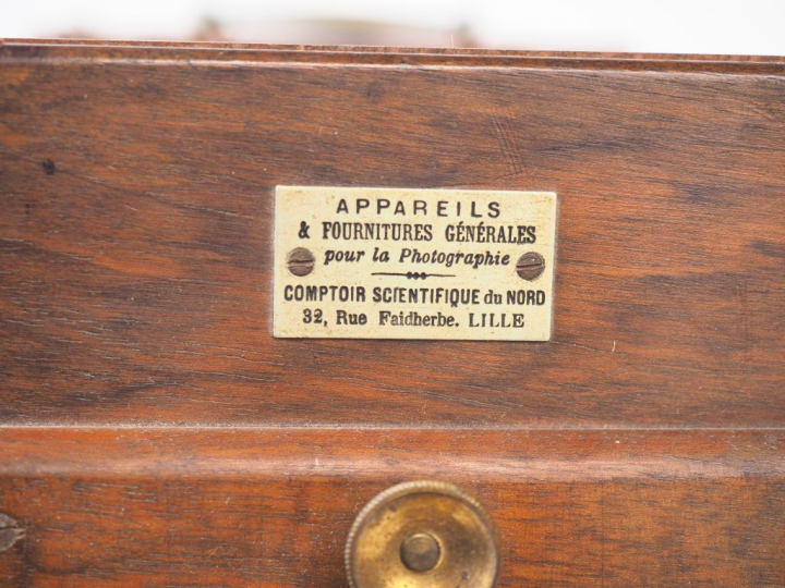 Chambre photographique avec objectif et un dos.