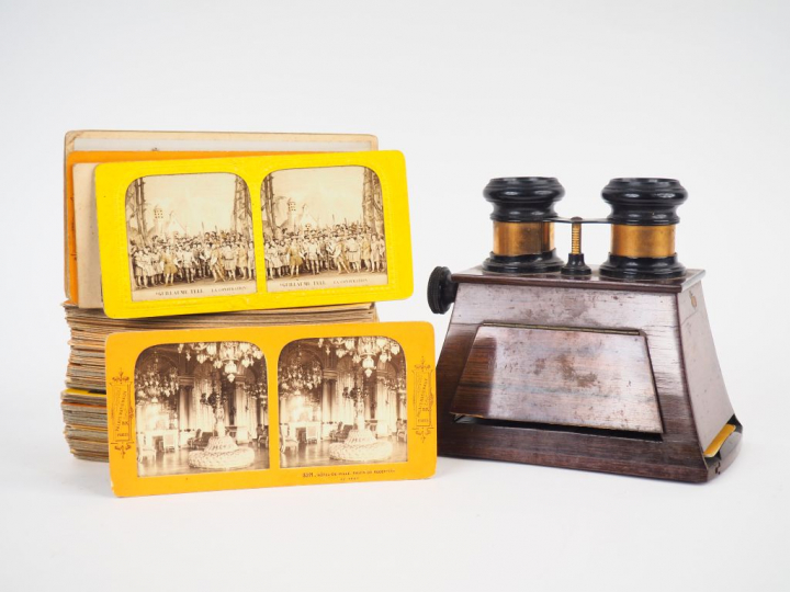 Visionneuse stéréoscopique et un lot de cartes pour visionneuse.
