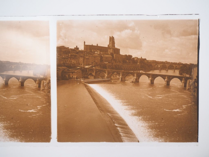 Visonneuse moderne avec lot important de plaques photographiques. (Sui