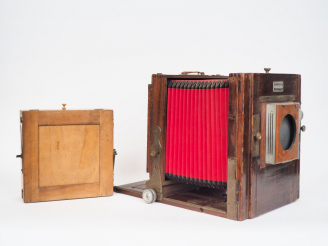Vente aux enchères GILLES FALLER. Chambre photographique à soufflet en bois, sans objecti