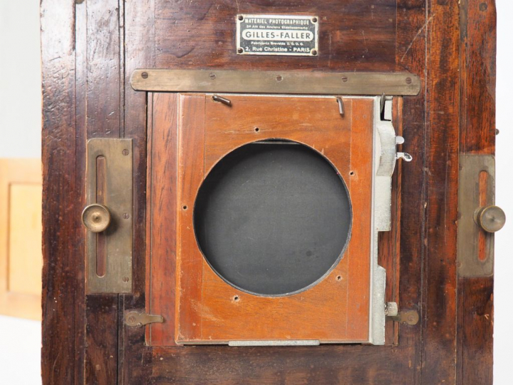 GILLES FALLER. Chambre photographique à soufflet en bois, sans objecti