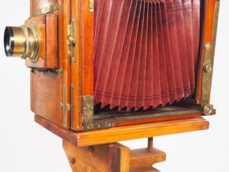 Vente aux enchères Chambre photographique en acajou à soufflet DEMARIA avec objectif BERT