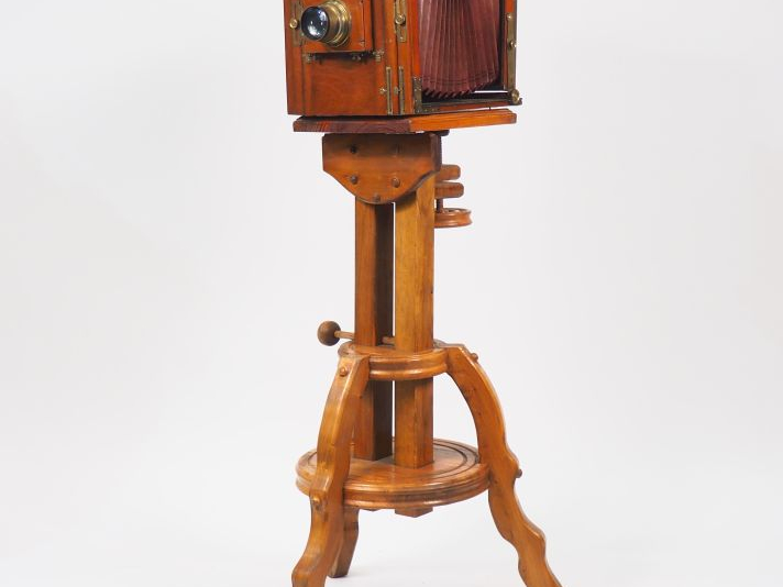 Chambre photographique en acajou à soufflet DEMARIA avec objectif BERT