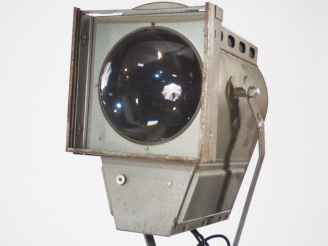 Vente aux enchères Projecteur Clemençon sur un piètement tripode. (transformé et en état 