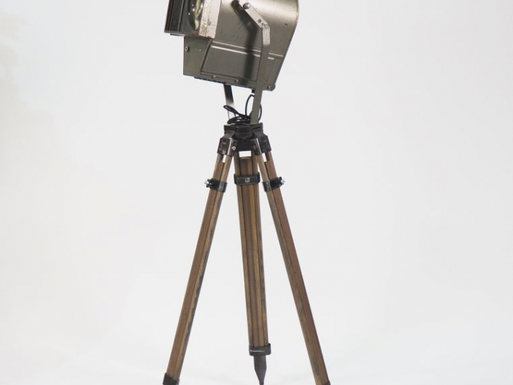 Projecteur Clemençon sur un piètement tripode. (transformé et en état 