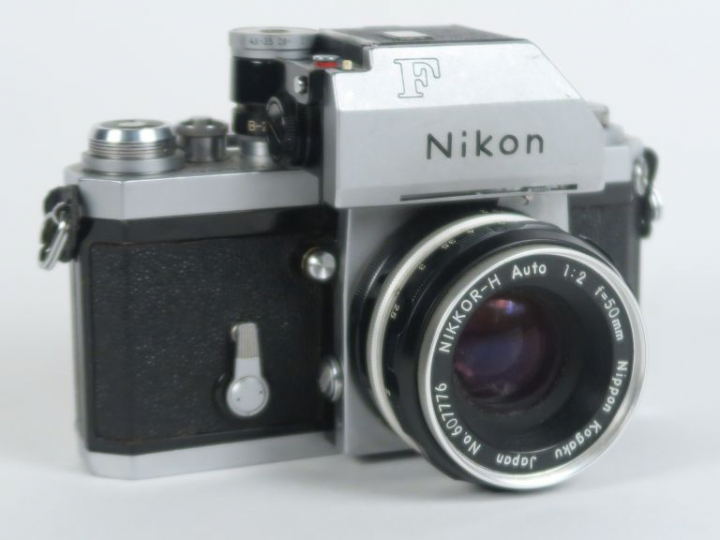NIKON F n°6911846. Appareil photographique avec objectif NIKKOR-H 1:2/