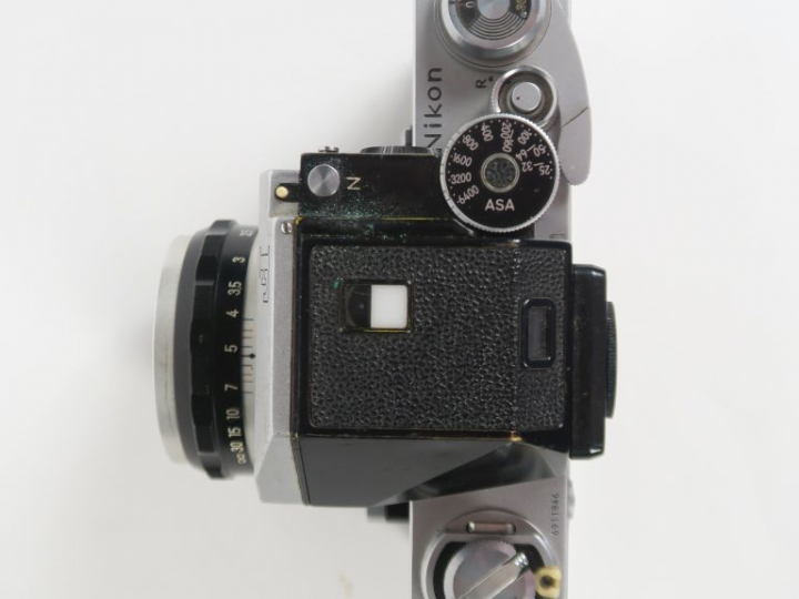 NIKON F n°6911846. Appareil photographique avec objectif NIKKOR-H 1:2/