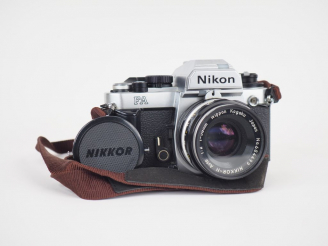Vente aux enchères NIKON FA n°5050184. Appareil photographique avec obectif NIKKOR -H F=5