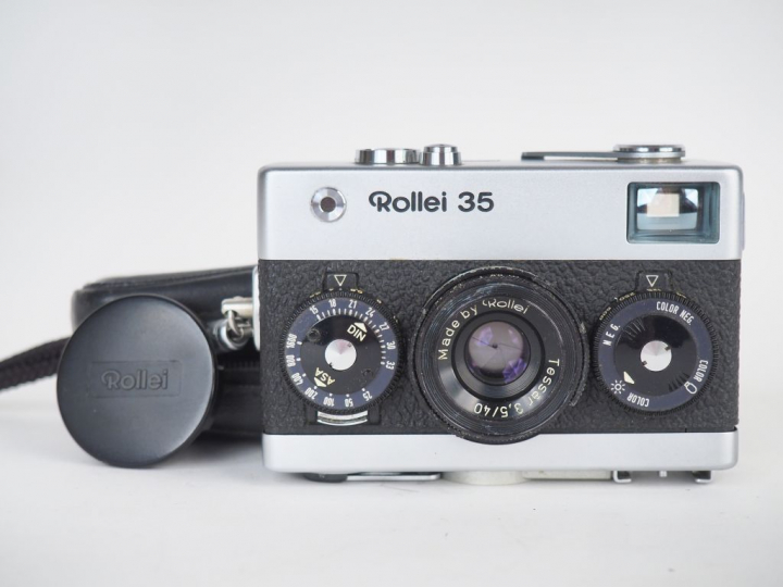 ROLLEI 35. Appareil photographique avec sa housse.