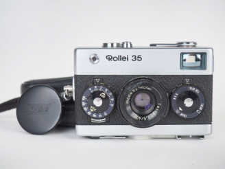 Vente aux enchères ROLLEI 35. Appareil photographique avec sa housse.