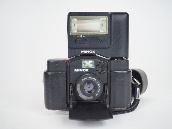 MINOX 35 GL. Appareil photographique avec sa housse et son flash.