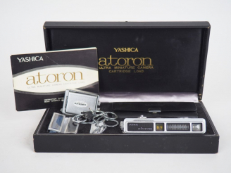 Vente aux enchères YASHICA ATORON. Appareil photographique miniature dans son coffret.