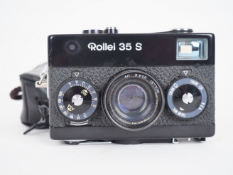 Vente aux enchères ROLLEI 35S. Appareil photographique avec sa housse.