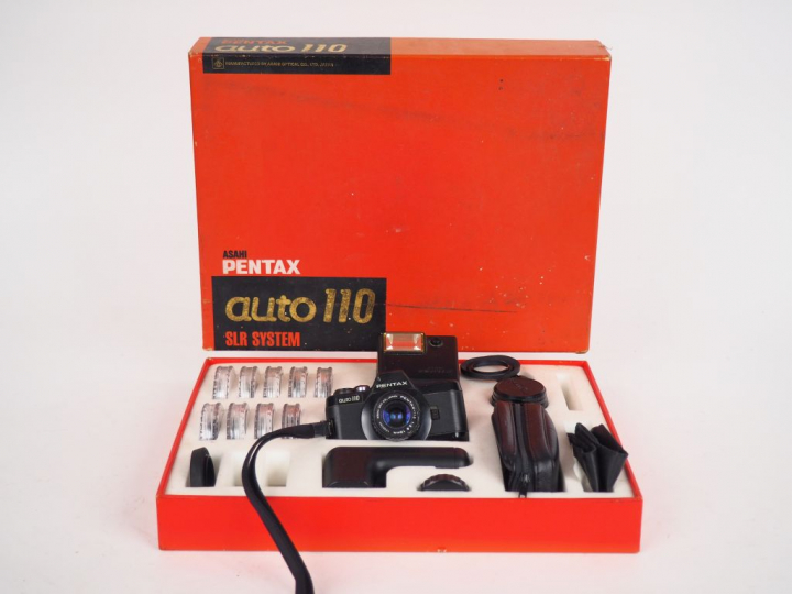 PENTAX AUTO 110. Appareil photographique miniature dans son coffret. (