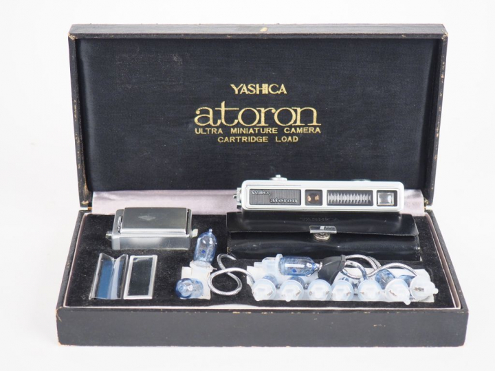 YASHICA ATORON. Appareil photographique miniature dans son coffret. (é