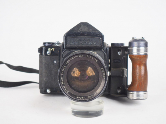 Vente aux enchères ASAHI PENTAX 6X7. Appareil photographique n°4011361 avec objectif TAKU