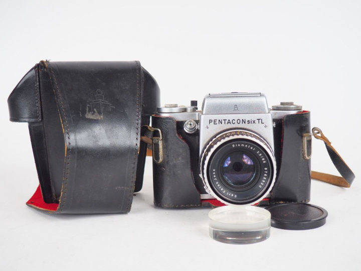 PENTACON 6TL. Appareil photographique avec sa housse et objectif BIOME
