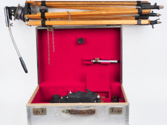 Vente aux enchères ARRIFLEX. Caméra 16 mm n°13233 avec objectifs SCHNEIDER ARRIFLEX-CINEG