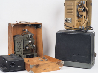 Vente aux enchères Lot de quatre projecteurs : - ERCSAM VALIX - ZEISS IKON - BELL   HOWEL