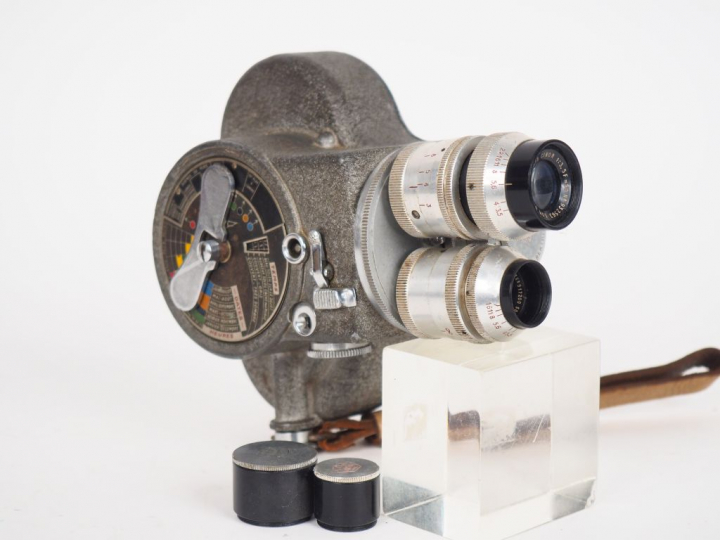 Caméra 8 mm n°12583 avec trois objectifs SOM BERTHIOT.