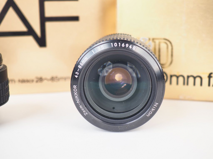 Lot de trois objectifs NIKON : - NIKKOR ED F=200 mm/1:3,5 n° 184578 da