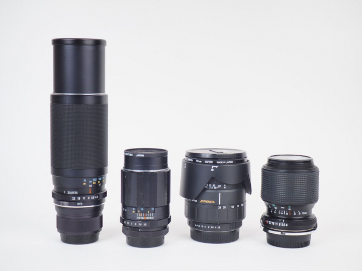 Lot de quatre objectifs :  - TAKUMAR ZOOM F=85-210/1:4,5 n° 7374153 - 