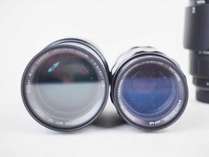 Lot de quatre objectifs :  - TAKUMAR ZOOM F=85-210/1:4,5 n° 7374153 - 