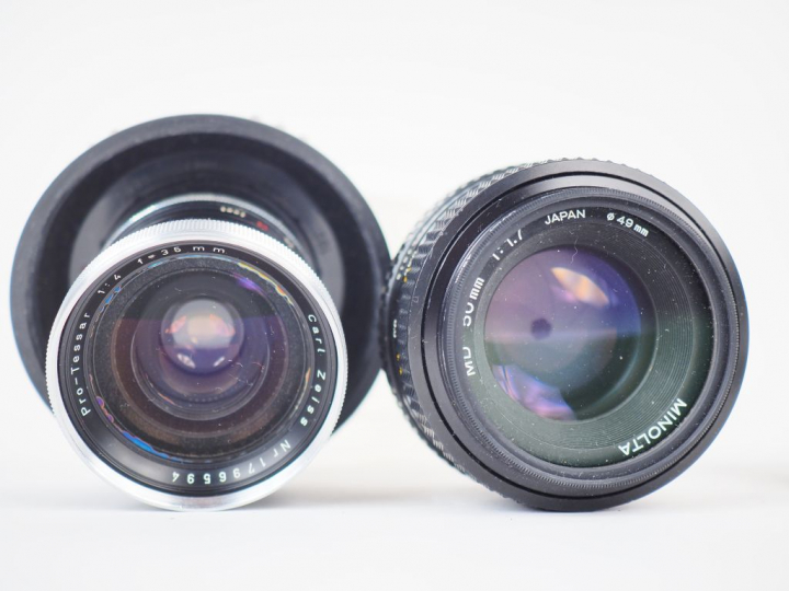 Lot de quatre objectifs :  - OLYMPUS F=38 mm/1:2,8 n°108700  - VOIGTLA