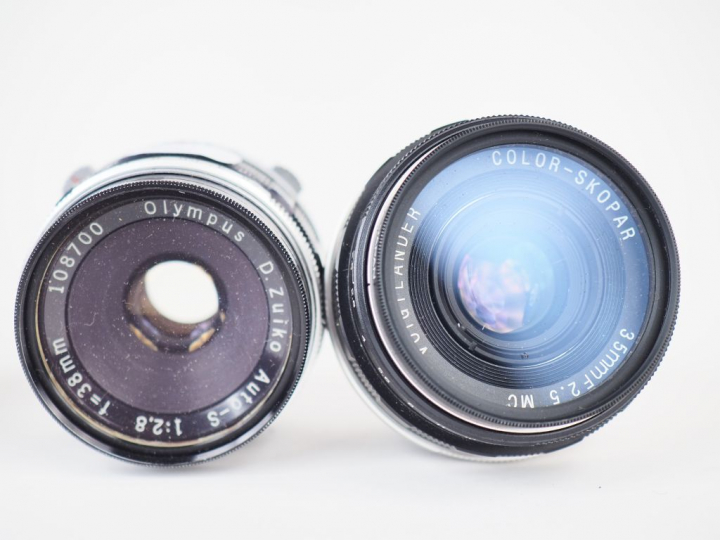 Lot de quatre objectifs :  - OLYMPUS F=38 mm/1:2,8 n°108700  - VOIGTLA