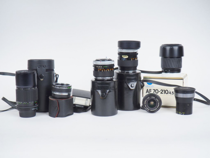 Lot de six différents objectifs on y joint un lot d'accessoires pour l