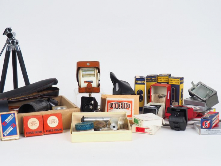 Lot de six différents objectifs on y joint un lot d'accessoires pour l