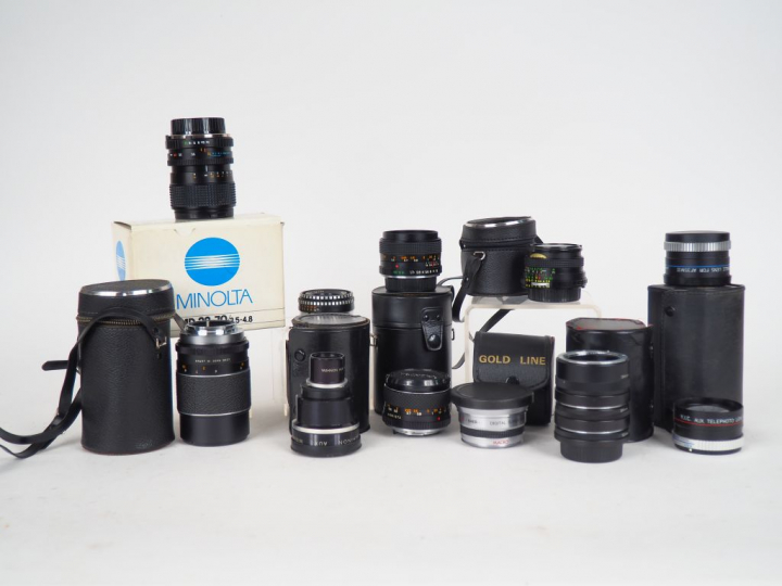 Lot de neuf différents objectifs dans leur boite ou housse : MINOLTA, 