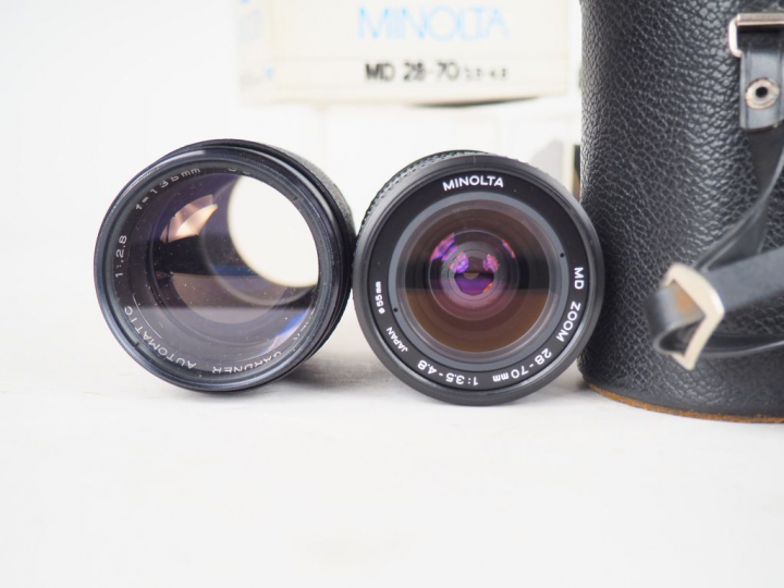 Lot de neuf différents objectifs dans leur boite ou housse : MINOLTA, 